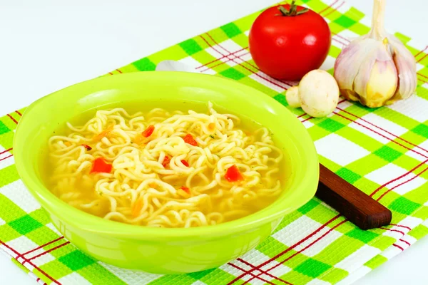 Вкусный куриный суп с китайской лапшой — стоковое фото