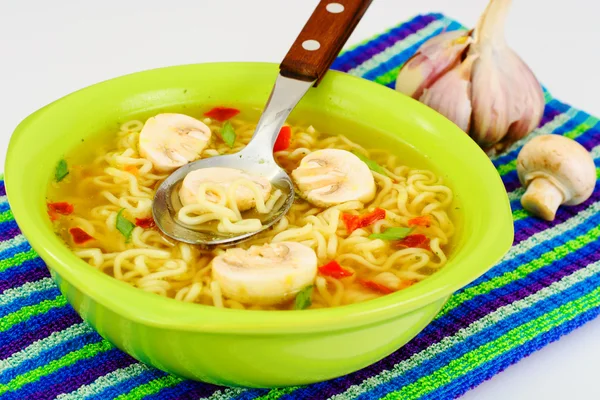 Leckere Hühnersuppe mit chinesischen Nudeln — Stockfoto