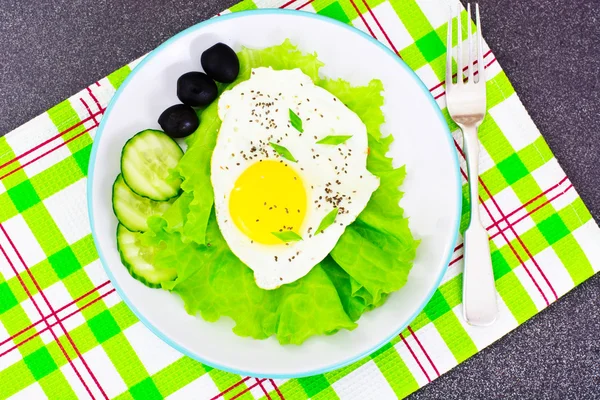 Rührei mit Chiasamen, Salat und Gurken — Stockfoto