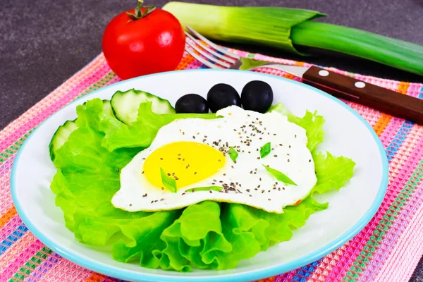Míchaná vejce s Chia semena, hlávkovým salátem a okurkou — Stock fotografie