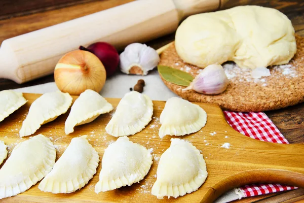 RAW hemlagade dumplings, ryska Pelmeni — Stockfoto