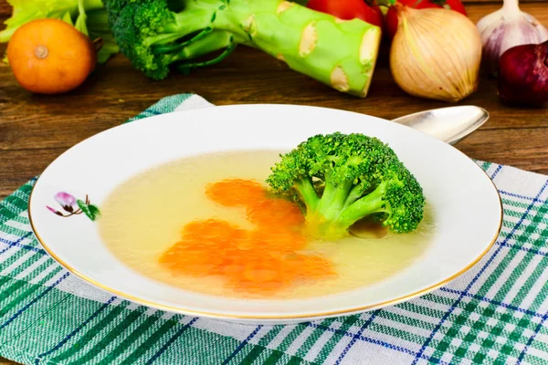 Hühnerbrühe mit Brokkoli und Karotten — Stockfoto