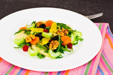 Roka, Par, ceviz beyaz tabakta diyet lezzetli salata bir