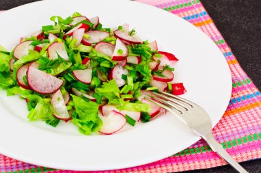 Diyet salata taze sulu turp, yeşil soğan, marul