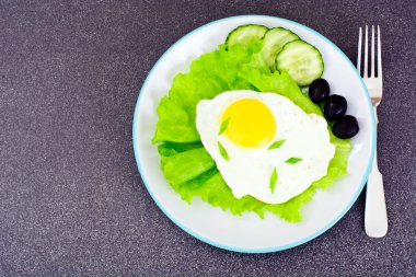 Omlet Chia tohum, marul ve salatalık ile