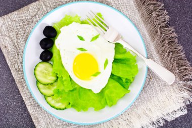 Omlet Chia tohum, marul ve salatalık ile