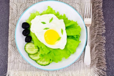 Omlet Chia tohum, marul ve salatalık ile