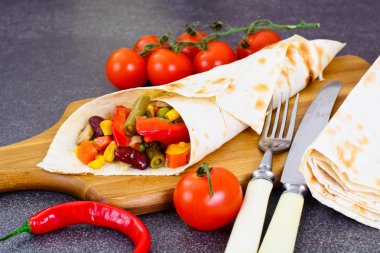 Shawarma lavaş tavuk ve sebze ile