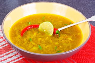 Hint soğan çorbası, köri, Shili