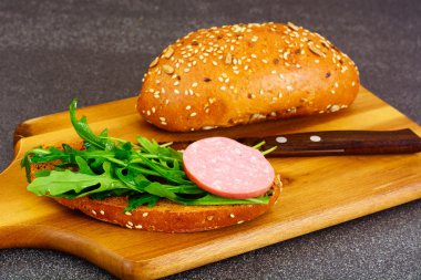 Sandviç salam, bir öğrenciyle için kahvaltıda roka ve