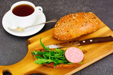 Sandviç salam, bir öğrenciyle için kahvaltıda roka ve