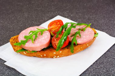 Sandviç salam, bir öğrenciyle için kahvaltıda roka ve