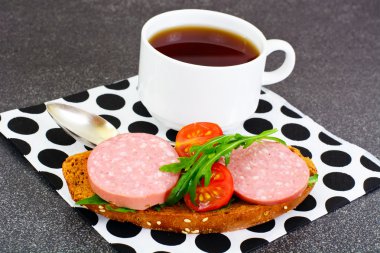 Sandviç salam, bir öğrenciyle için kahvaltıda roka ve