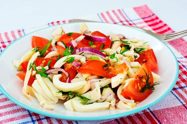 Ensalada con Calamar, Tomate, Cebolla Roja, Aceite Vegetal —  Fotos de Stock