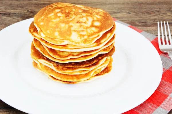 Leckere Pfannkuchen stapeln sich mit Mais — Stockfoto