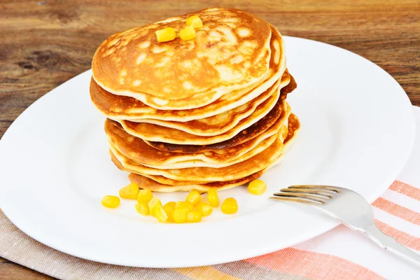 Leckere Pfannkuchen stapeln sich mit Mais — Stockfoto