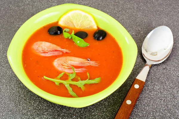 Томатний суп з креветками дієтичне харчування — стокове фото