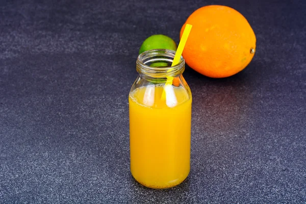 Savoureux jus de vitamine orange frais — Photo
