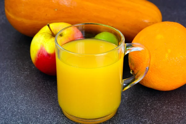 Frischer leckerer Vitamin-Orangensaft — Stockfoto