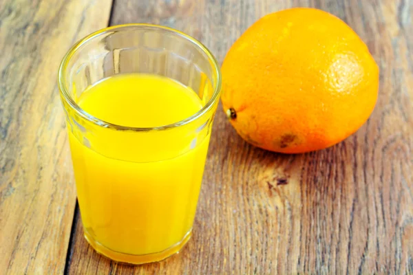 Frischer leckerer Vitamin-Orangensaft — Stockfoto