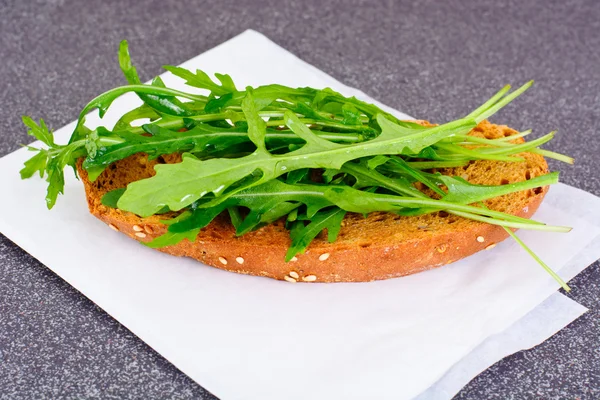Dieet sandwich met brood en rucola — Stockfoto