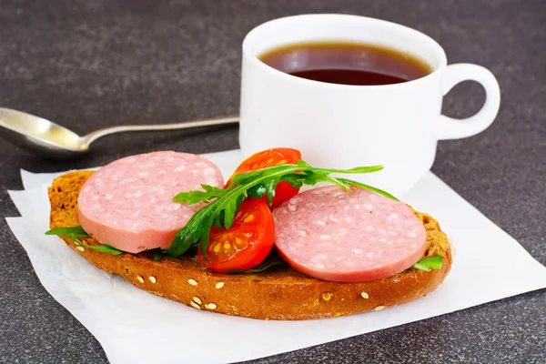 Sandviç salam, bir öğrenciyle için kahvaltıda roka ve — Stok fotoğraf