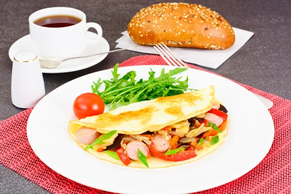 Alimentos saudáveis e dietéticos: ovos mexidos com salsicha e legumes — Fotografia de Stock