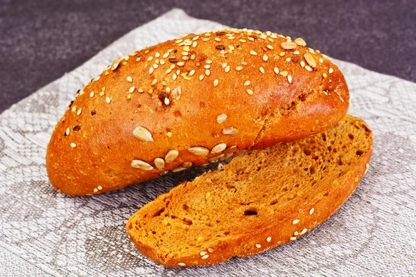 Pane fresco e gustoso su sfondo scuro — Foto Stock