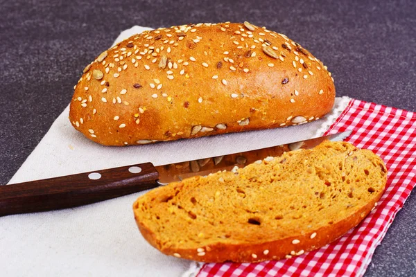 Friss finom kenyeret, a sötét háttér — Stock Fotó