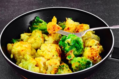 Etsiz yemek: karnabahar ve brokoli, kızarmış hamur içinde.