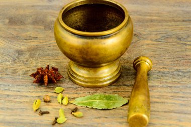 Mutfak harç ve dekorasyon için doğal otlar koleksiyonu bir