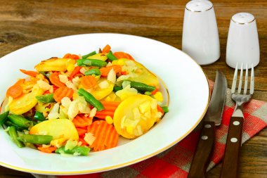 Buğulanmış sebze patates, havuç, Mısır, taze fasulye ve onio