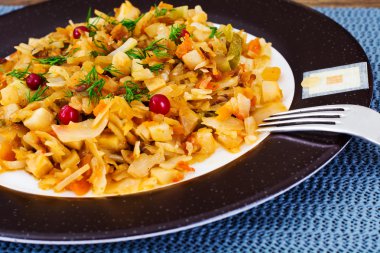 Yaban mersini ile kızarmış lahana