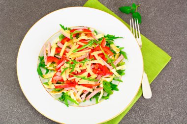 Roka, sahanda yumurta, jambon, peynir, biber salatası