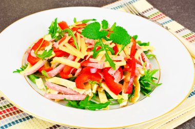 Roka, sahanda yumurta, jambon, peynir, biber salatası