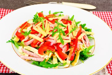 Roka, sahanda yumurta, jambon, peynir, biber salatası