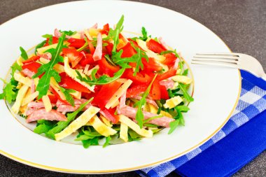 Roka, sahanda yumurta, jambon, peynir, biber salatası