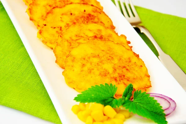 Alimento saludable y dietético: buñuelos de maíz con maíz — Foto de Stock