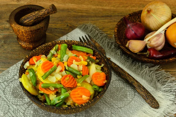 Ångade grönsaker potatis, morötter, majs, gröna bönor och onio — Stockfoto