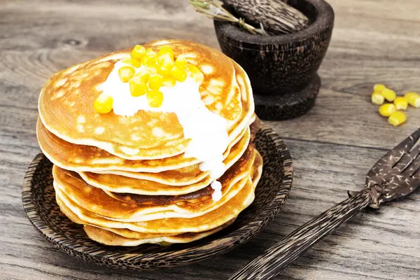 Leckere Pfannkuchen stapeln sich mit Mais — Stockfoto