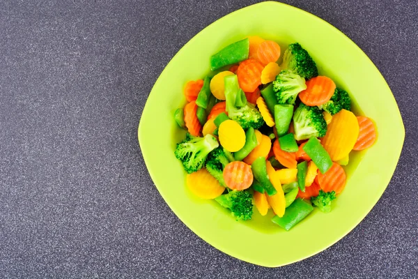 Gestoomde groenten aardappelen, wortelen, maïs, groene bonen, UI — Stockfoto