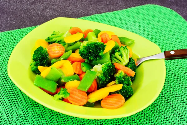 蒸し野菜のジャガイモ、ニンジン、トウモロコシ、緑豆、タマネギ — ストック写真