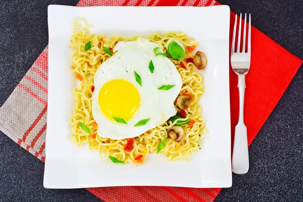 Chinese Noodles with Egg Studio Photo — Stock Photo, Image