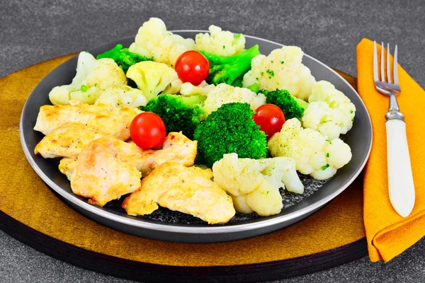 Dietary food: cauliflower, broccoli and chicken. — Stock Photo, Image