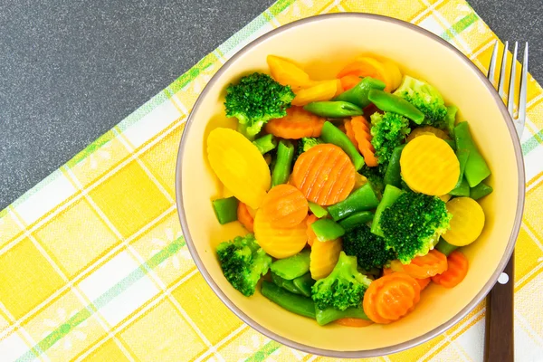 Gestoomde groenten aardappelen, wortelen, maïs, groene bonen, UI — Stockfoto