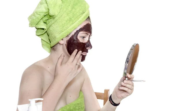 Meisje met cosmetische masker — Stockfoto