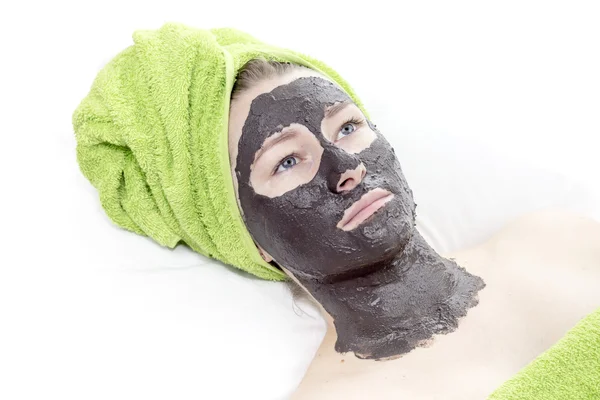 Meisje met cosmetische masker — Stockfoto