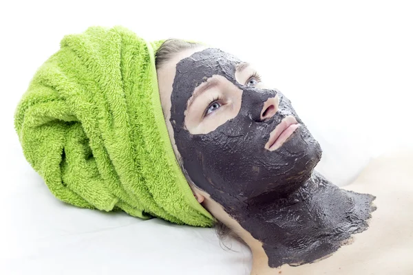 Meisje met cosmetische masker — Stockfoto