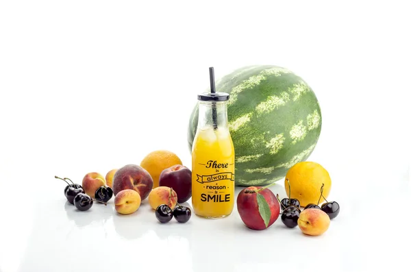 Una variedad de frutas y jugos — Foto de Stock