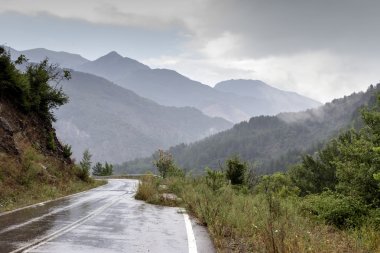 Bir dağ yolda yağmur